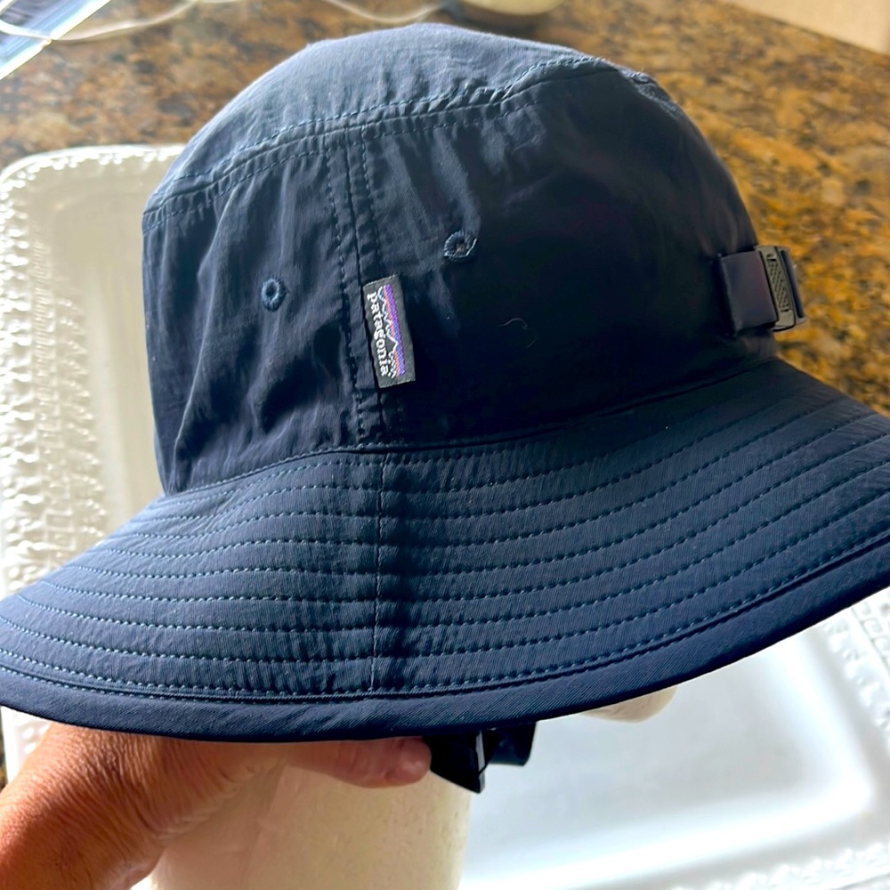 - EUC Patagonia navy blue surf hat or boating hat. Medium
